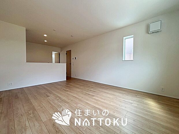 【現地写真（リビング）】フローリング材には、木目、色調など木材特有の風合いがあり、ナチュラルな美しさになっています。