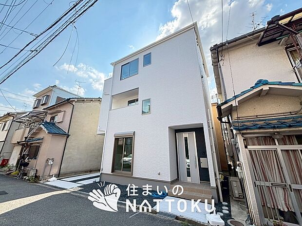 【現地写真（外観）】軽くて火災に強い屋根材を採用し、地震時の建物への負担や揺れを軽減しています。