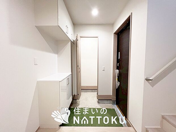 【現地写真(玄関)】玄関には、大型のシューズ収納を設置しています。