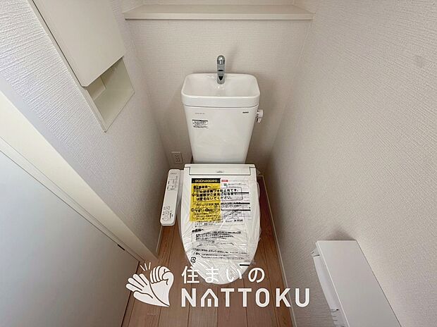 【トイレ】汚れてもサッとひと拭きでお手入れ簡単、エコ仕様の温水洗浄便座付きのトイレです。
バリアフリーにも配慮しています。