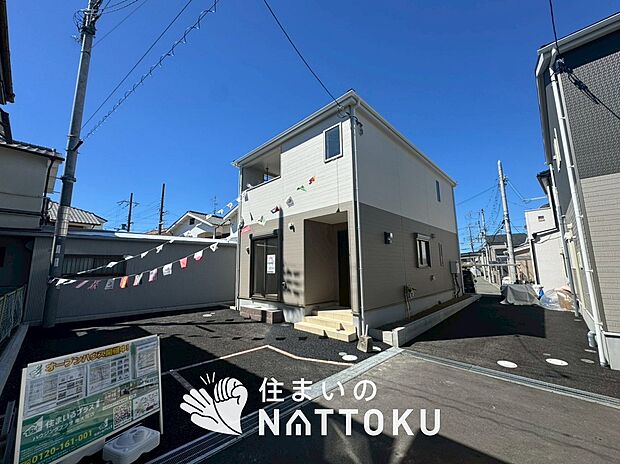 【現地写真(前道含む外観)】軽くて火災に強い屋根材を採用し、地震時の建物への負担や揺れを軽減しています。