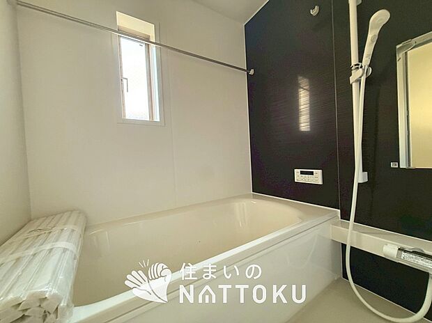 【現地写真(浴室)】浴室暖房乾燥機付き。1坪タイプで広々です。