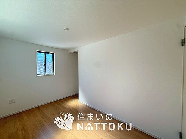 【現地写真（洋室）】木目の美しさを際立たせるシンプルデザインの建具を使用しています。