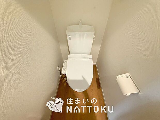 【トイレ】汚れてもサッとひと拭きでお手入れ簡単、エコ仕様の温水洗浄便座付きのトイレです。
バリアフリーにも配慮しています。
