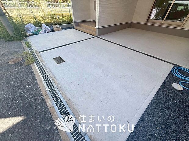 【現地写真（駐車場）】駐車スペースが広く、運転が苦手な方も安心です。