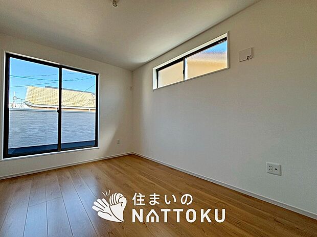 【現地写真（寝室）】木目の美しさを際立たせるシンプルデザインの建具を使用しています。