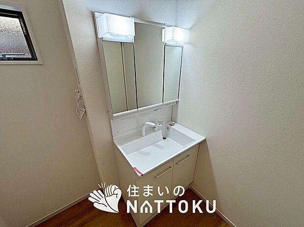 【洗面台・洗面所】鏡の両サイドは、必要なものを取出しやすく、大きな鏡面で朝の準備も快適。
使いやすいリフトアップ機能付きのシングルレバーシャワー水栓付です。