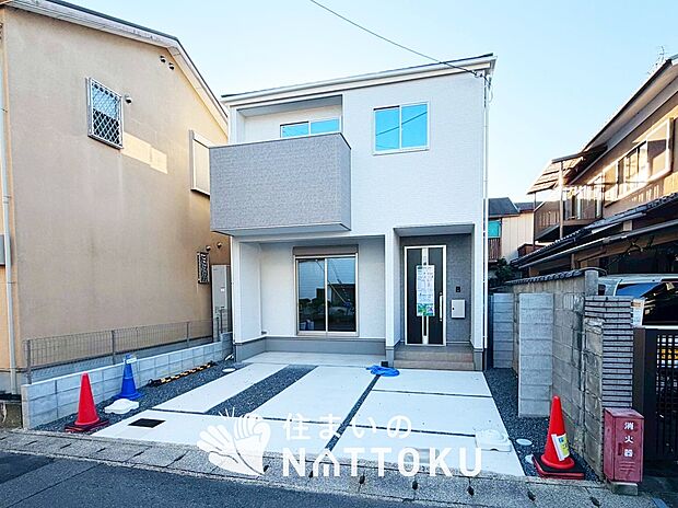 【現地写真（外観）】軽くて火災に強い屋根材を採用し、地震時の建物への負担や揺れを軽減しています。