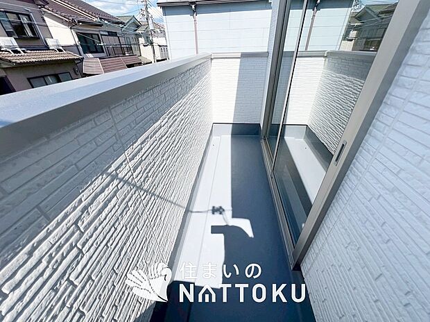 【バルコニー】奥行きが広く、洗濯物をゆったりと干せる十分な広さで、家族の洗濯も捗ります。