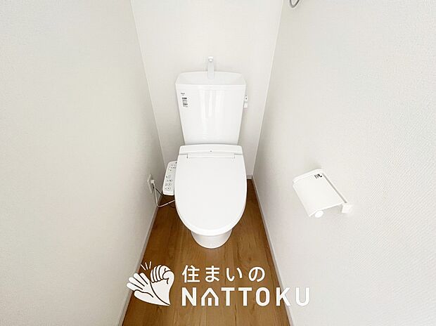 【トイレ】汚れてもサッとひと拭きでお手入れ簡単、エコ仕様の温水洗浄便座付きのトイレです。
バリアフリーにも配慮しています。