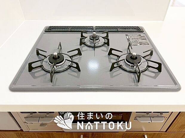 【ビルトインコンロ】フラットな構造で清掃性が高く、過熱防止センサー付3口タイプで日頃の家事も快適です。