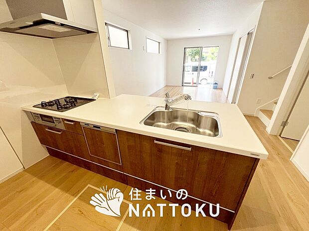 【現地写真(キッチン)】収納たっぷりのシステムキッチン、浄水器付水栓を標準装備しています。