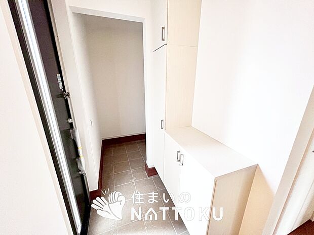 【現地写真(玄関)】玄関には、大型のシューズ収納を設置しています。