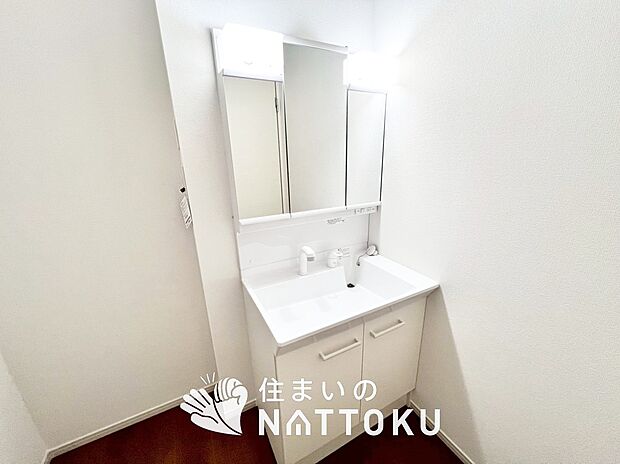 【洗面台・洗面所】鏡の両サイドは、必要なものを取出しやすく、大きな鏡面で朝の準備も快適。
使いやすいリフトアップ機能付きのシングルレバーシャワー水栓付です。