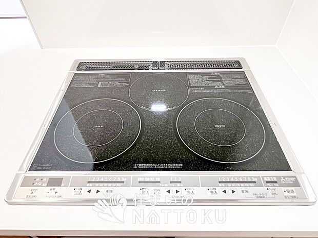 【ビルトインコンロ】フラットな構造で清掃性が高く、過熱防止センサー付3口タイプで日頃の家事も快適です。