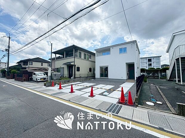 【現地写真(前道含む外観)】断熱性、気密性を高める工夫で一年中ずっと心地よく暮らせる、高気密・高断熱です。