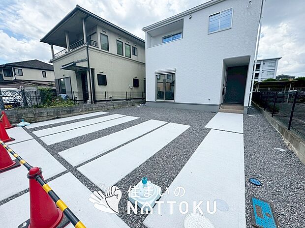 【現地写真(駐車場)】駐車スペースが広く、運転が苦手な方も安心です。