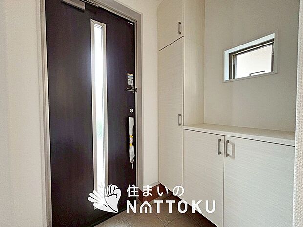 【現地写真（玄関）】玄関には、大型のシューズ収納を設置しています。