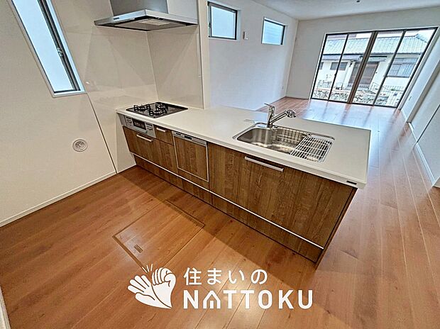 【現地写真（キッチン）】収納たっぷりのシステムキッチン、浄水器付水栓を標準装備しています。