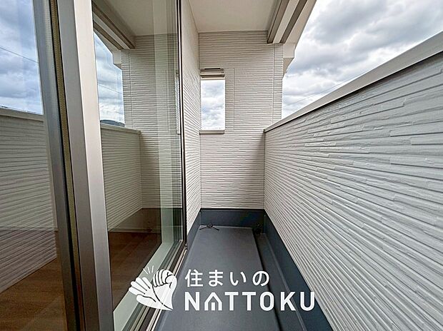 【バルコニー】奥行きが広く、洗濯物をゆったりと干せる十分な広さで、家族の洗濯も捗ります。