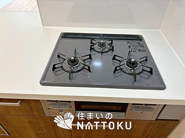 【ビルトインコンロ】フラットな構造で清掃性が高く、過熱防止センサー付３口タイプで日頃の家事も快適です。