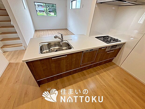 【現地写真（キッチン）】収納たっぷりのシステムキッチン、浄水器付水栓を標準装備しています。