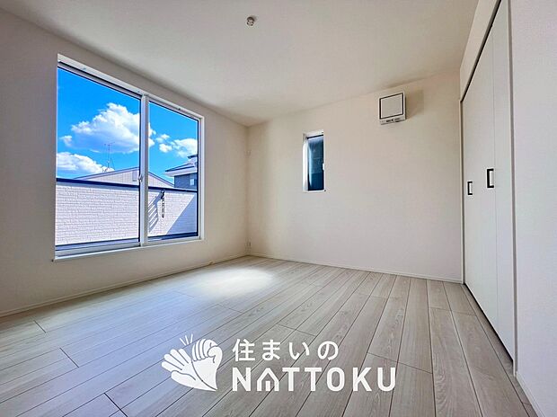 【現地写真（寝室）】木目の美しさを際立たせるシンプルデザインの建具を使用しています。