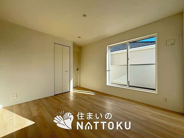 【現地写真（寝室）】木目の美しさを際立たせるシンプルデザインの建具を使用しています。