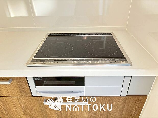 【ビルトインコンロ】フラットな構造で清掃性が高く、過熱防止センサー付3口タイプで日頃の家事も快適です。