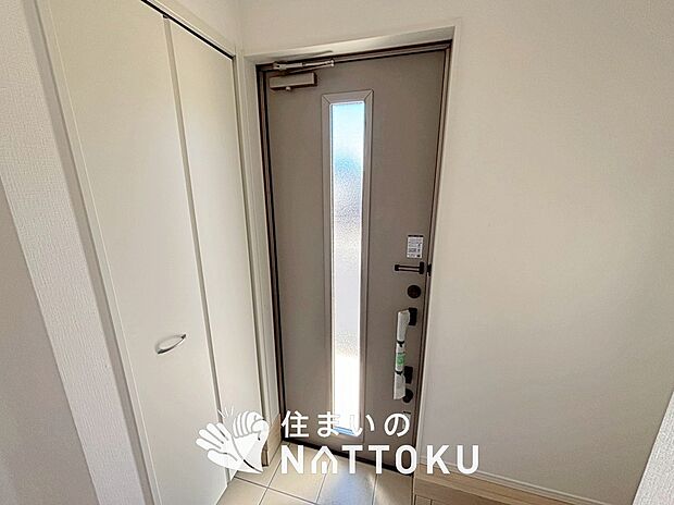 【現地写真（玄関）】玄関には、大型のシューズ収納を設置しています。