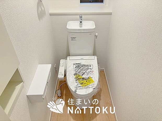 【トイレ】汚れてもサッとひと拭きでお手入れ簡単、エコ仕様の温水洗浄便座付きのトイレです。
バリアフリーにも配慮しています。
