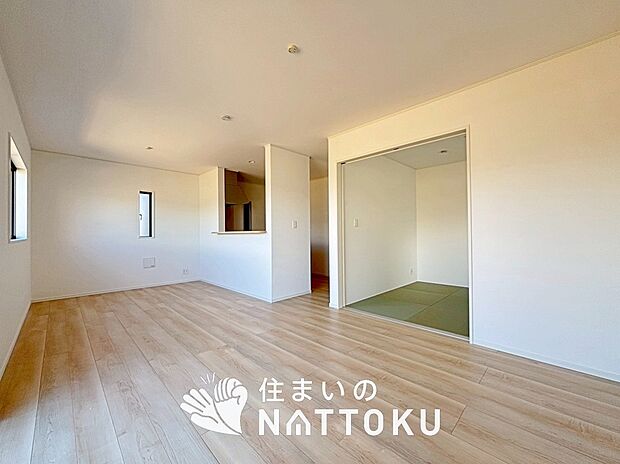 【現地写真（リビング）】フローリング材には、木目、色調など木材特有の風合いがあり、ナチュラルな美しさになっています。