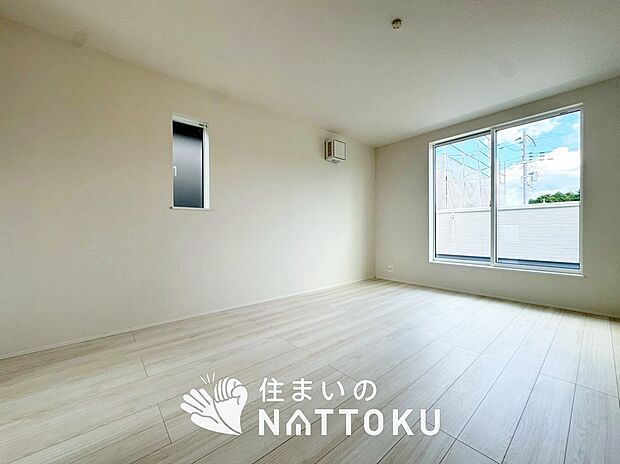 【現地写真（寝室）】木目の美しさを際立たせるシンプルデザインの建具を使用しています。