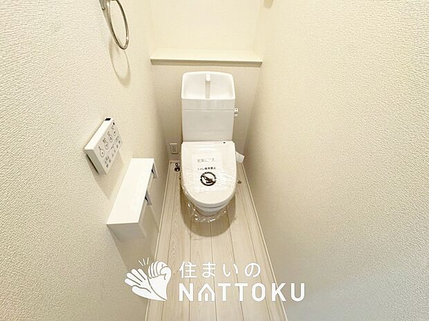 【トイレ】汚れてもサッとひと拭きでお手入れ簡単、エコ仕様の温水洗浄便座付きのトイレです。
バリアフリーにも配慮しています。
