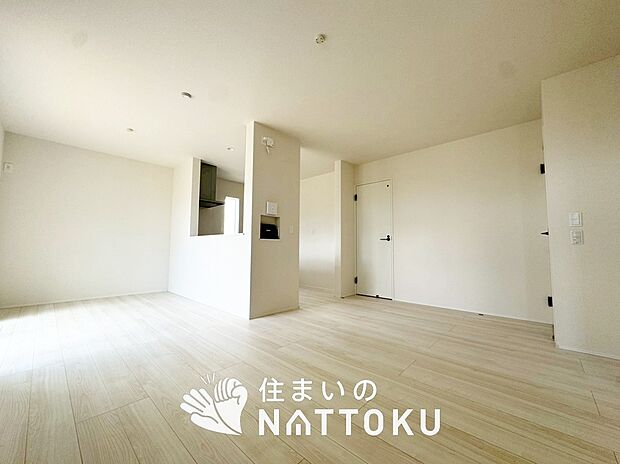 【現地写真（リビング）】フローリング材には、木目、色調など木材特有の風合いがあり、ナチュラルな美しさになっています。