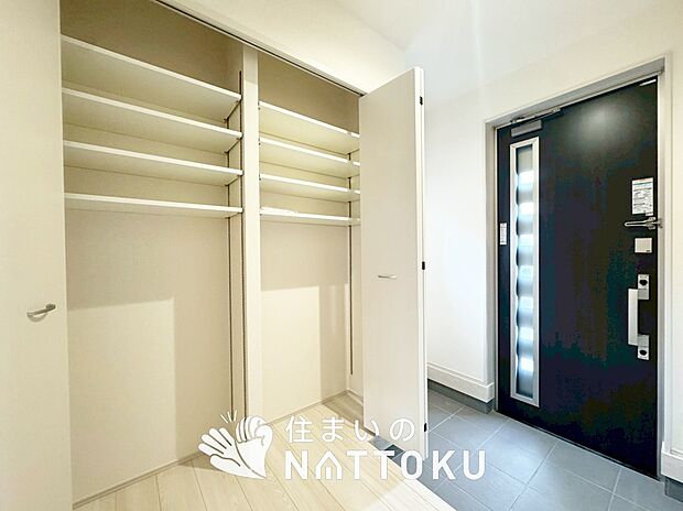 【現地写真（玄関）】玄関には、大型のシューズ収納を設置しています。