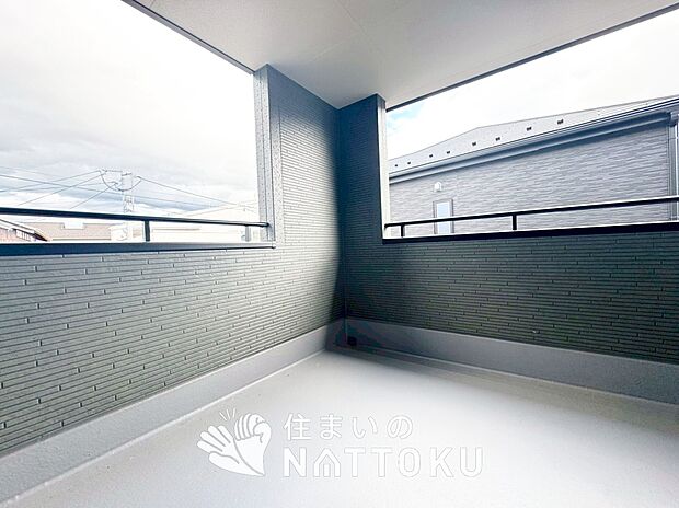 【バルコニー】奥行きが広く、洗濯物をゆったりと干せる十分な広さで、家族の洗濯も捗ります。