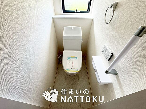 【トイレ】汚れてもサッとひと拭きでお手入れ簡単、エコ仕様の温水洗浄便座付きのトイレです。
バリアフリーにも配慮しています。