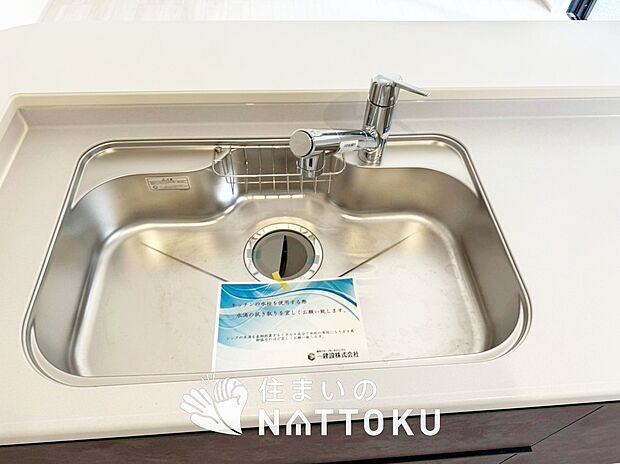 【浄水器内臓型ハンドシャワー付シンク】傷や汚れが付きにくい静音仕様の全面エンボス加工シンク。
また、蛇口の先端に浄水器を内蔵。浄水シャワーが使える毎分4リットルのたっぷり浄水。