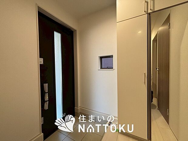 【現地写真（玄関）】玄関には、大型のシューズ収納を設置しています。
