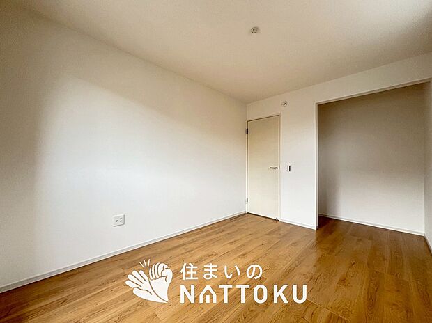 【現地写真(寝室)】木目の美しさを際立たせるシンプルデザインの建具を使用しています。