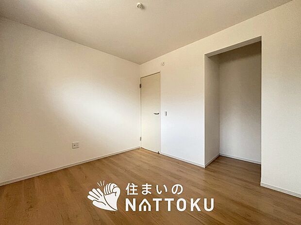 【現地写真(洋室)】木目の美しさを際立たせるシンプルデザインの建具を使用しています。