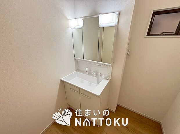 【洗面台・洗面所】鏡の両サイドは、必要なものを取出しやすく、大きな鏡面で朝の準備も快適。
使いやすいリフトアップ機能付きのシングルレバーシャワー水栓付です。