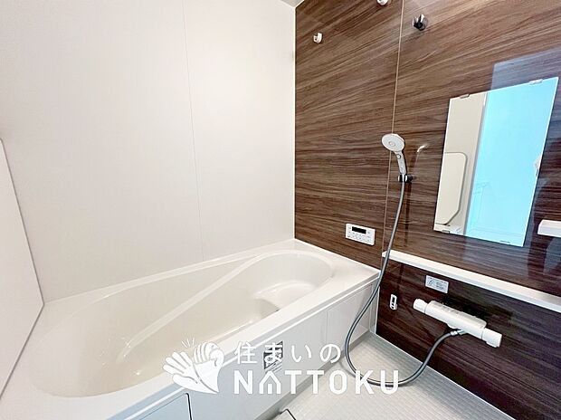 【現地写真(浴室)】浴室暖房乾燥機付き。1坪タイプで広々です。