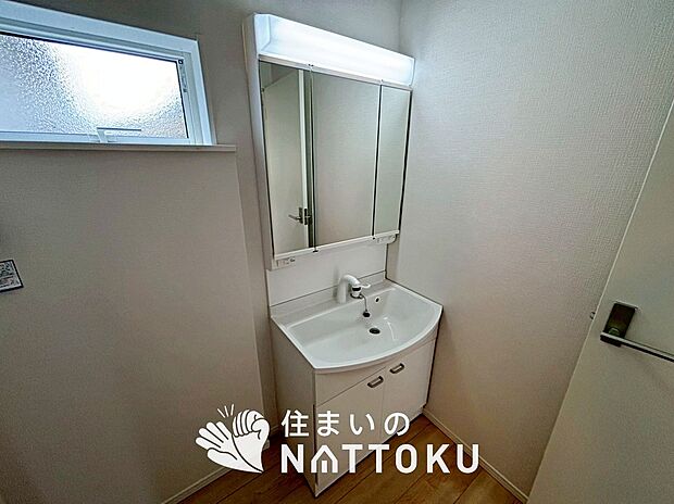 【洗面台・洗面所】鏡の両サイドは、必要なものを取出しやすく、大きな鏡面で朝の準備も快適。
使いやすいリフトアップ機能付きのシングルレバーシャワー水栓付です。
