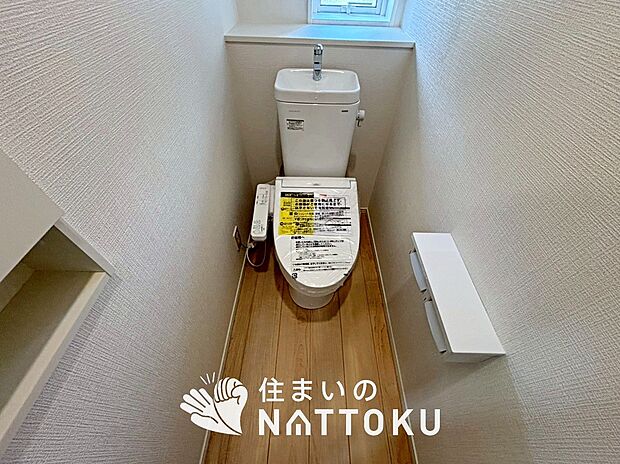 【トイレ	 】汚れてもサッとひと拭きでお手入れ簡単、エコ仕様の温水洗浄便座付きのトイレです。
バリアフリーにも配慮しています。
