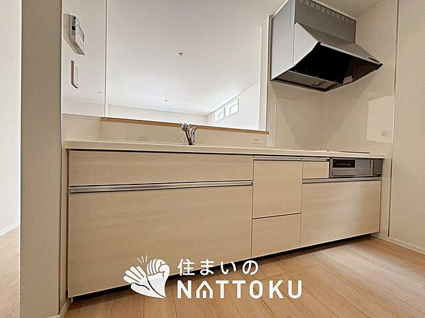 【現地写真（キッチン）】収納たっぷりのシステムキッチン、浄水器付水栓を標準装備しています。
