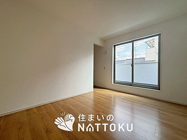 【現地写真（寝室）】木目の美しさを際立たせるシンプルデザインの建具を使用しています。