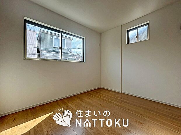 【現地写真（洋室）】木目の美しさを際立たせるシンプルデザインの建具を使用しています。