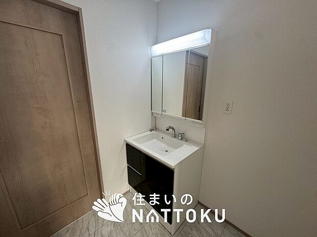 【洗面台・洗面所】鏡の両サイドは、必要なものを取出しやすく、大きな鏡面で朝の準備も快適。
使いやすいリフトアップ機能付きのシングルレバーシャワー水栓付です。